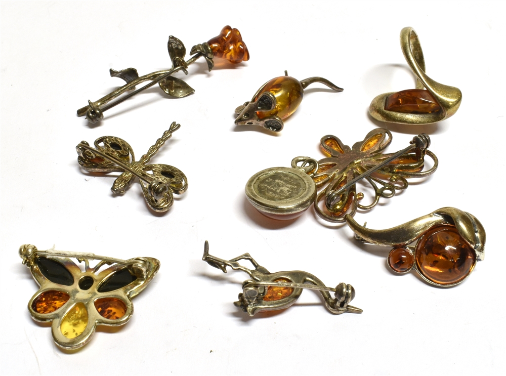 NINE ITEMS OF JEWELLERY to include pressed/faux amber, two butterfly brooches, one dragonfly brooch, - Image 2 of 2