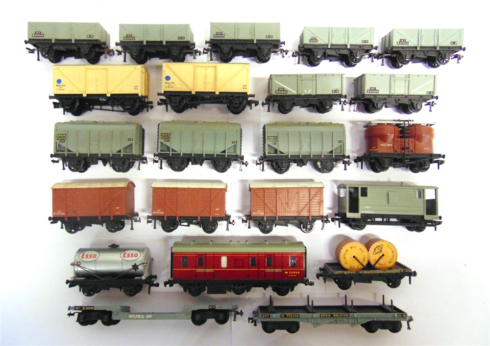 [OO GAUGE]. TWENTY-TWO ASSORTED HORNBY DUBLO WAGONS including a B.R. Mk I 'Stove' 6-wheel