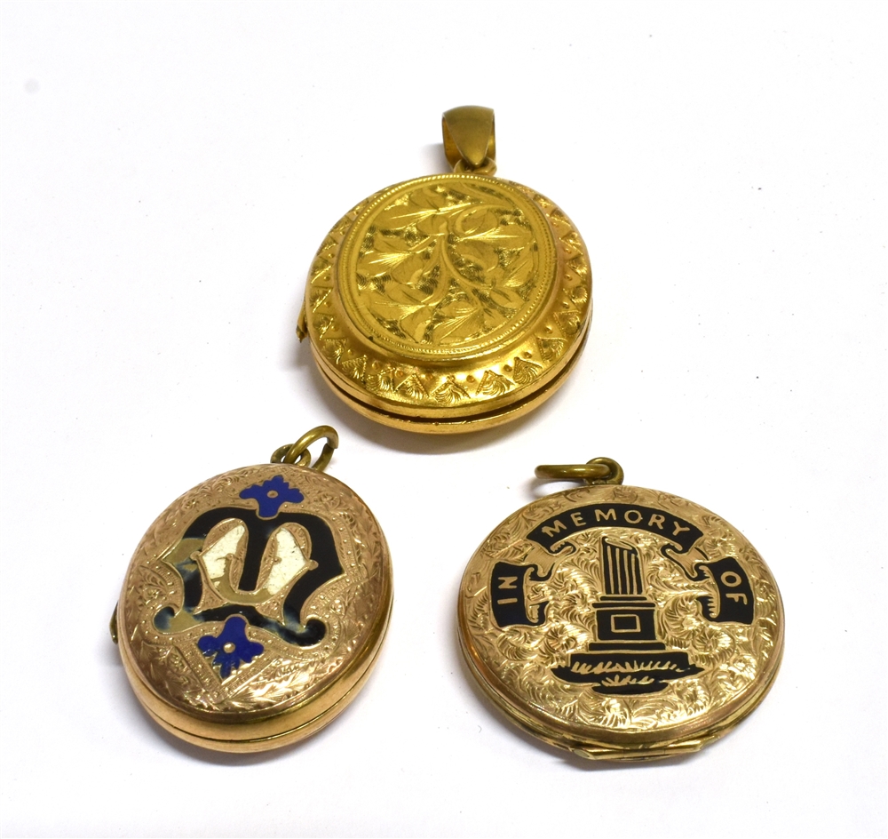 THREE LATE 19TH/EARLY 20TH CENTURY MOURNING LOCKETS All three lockets with an engraved pattern,