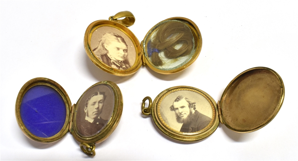 THREE LATE 19TH/EARLY 20TH CENTURY MOURNING LOCKETS All three lockets with an engraved pattern, - Image 3 of 3