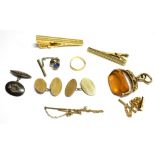 A SMALL COLLECTION OF VINTAGE JEWELLERY to include a 22ct gold band ring, twisted shank (A/F) weight