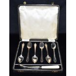 A CASED SET OF SIX GRAPEFRUIT SPOONS hallmarked for Birmingham, total weight 4.1ozt