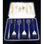 A CASED SET OF SIX SILVER SIDE FORKS in a fitted Goldsmiths and Silversmiths case, each fork bearing