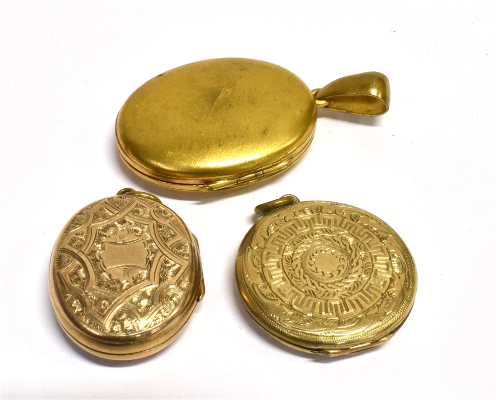 THREE LATE 19TH/EARLY 20TH CENTURY MOURNING LOCKETS All three lockets with an engraved pattern, - Image 2 of 3