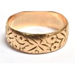 9CT GOLD PATTERNED BAND RING Rubbed hallmark, possibly Chester, width 6.5mm, ring size S, weight 3.