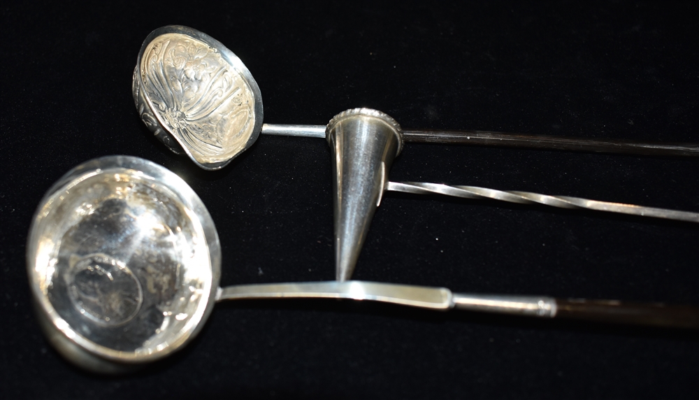ANTIQUE SILVER HORN HANDLED TODDY LADLES & SILVER PLATED CANDLE SNUFFER One ladle with floral and - Image 3 of 3