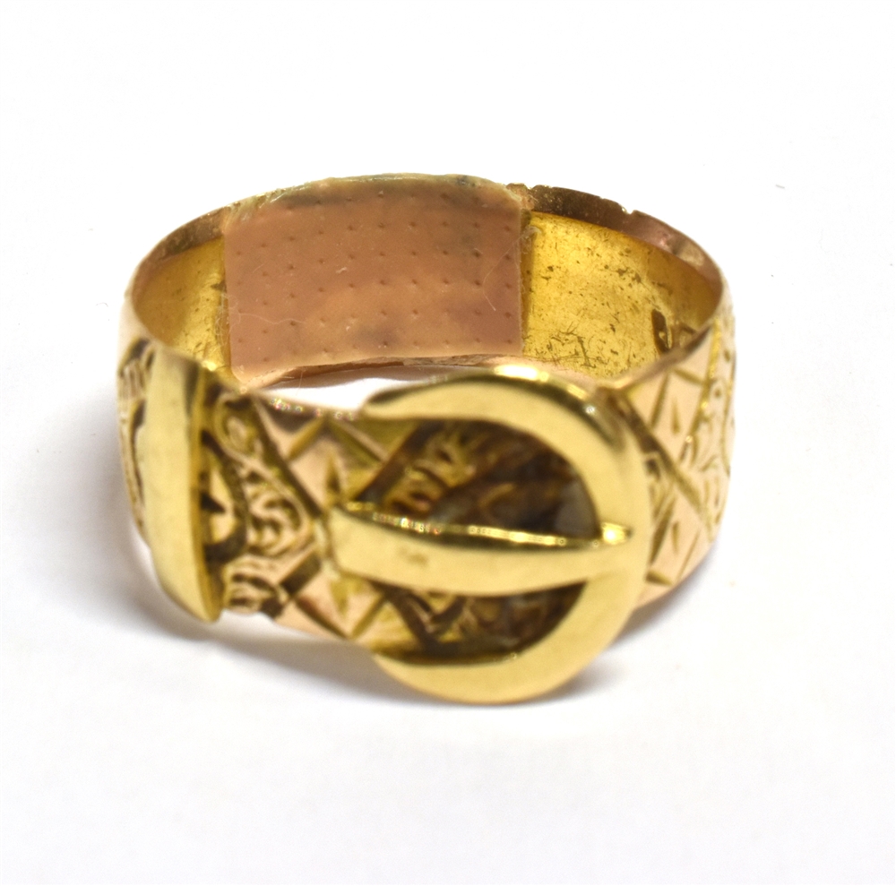 ANTIQUE 15CT ENGRAVED BELT RING Heavily engraved band with belt buckle to front, which is 1.2cm - Image 3 of 3