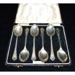 CASED SET OF 6 SILVER TEASPOONS Spoons measure 11.3cm long with stylised Pembury terminals.