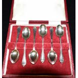 BOXED SET OF SILVER TEASPOONS Set of six silver teaspoons in red velvet lined presentation box.