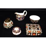 A COLLECTION OF ROYAL CROWN DERBY IMARI PALETTE ITEMS: a rectangular lidded box 11cm wide; a sugar