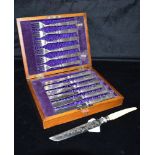 BOXED SET OF PLATED FISH KNIVES & FORKS Set of six silver plated flat ware in original oak