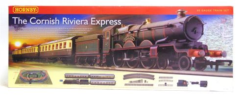 [OO GAUGE]. A HORNBY NO.R1102, THE CORNISH RIVIERA EXPRESS TRAIN SET comprising a G.W.R. Castle