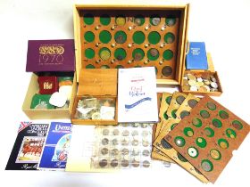 GREAT BRITAIN & OTHER - ASSORTED COINS, TOKENS & COMMEMORATIVE ISSUES comprising a Great Britain