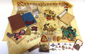 ASSORTED MILITARIA comprising an R.A.F. sweetheart brooch; other sweetheart badges, lapel badges and