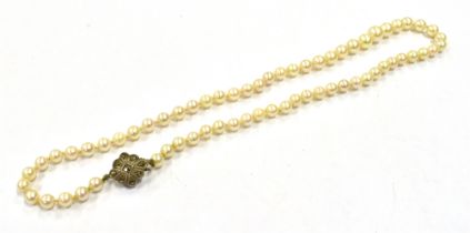 CULTURED WHITE PEARL NECKLACE 46cm long, with round/semi round cultured pearls, showing good