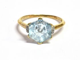 9CT GOLD & TORUS CUT TOPAZ RING A Glen Lehrer patented Torus cut hexagonal shaped blue topaz,