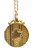 9CT GOLD LOCKET & CHAIN 24.1mm diameter round locket decorated with linear engine turning and a