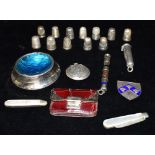 VARIOUS INTERESTING ANTIQUE SILVER ITEMS To include a collection of sterling silver thimbles, a