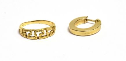 18CT GOLD RING & 9CT EARRING Greek key design to front of ring, stamped 18ct, ring size K. Weight