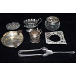 VARIOUS STERLING SILVER ITEMS To include a lidded mustard barrel with blue glass liner, silver