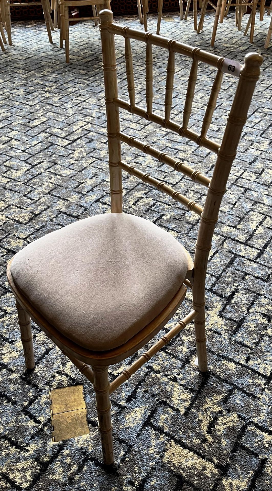 A QUANTITY OF WHITE STACKING CHAIRS - Bild 3 aus 4
