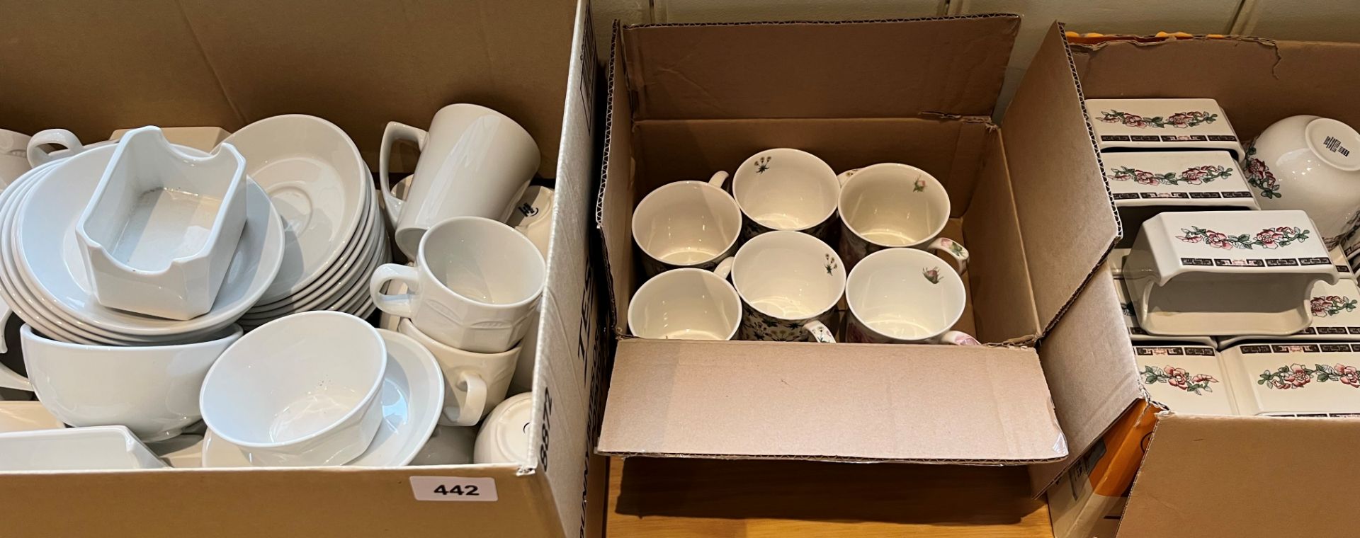 QUANTITY OF CERAMICS AND FLATWARE