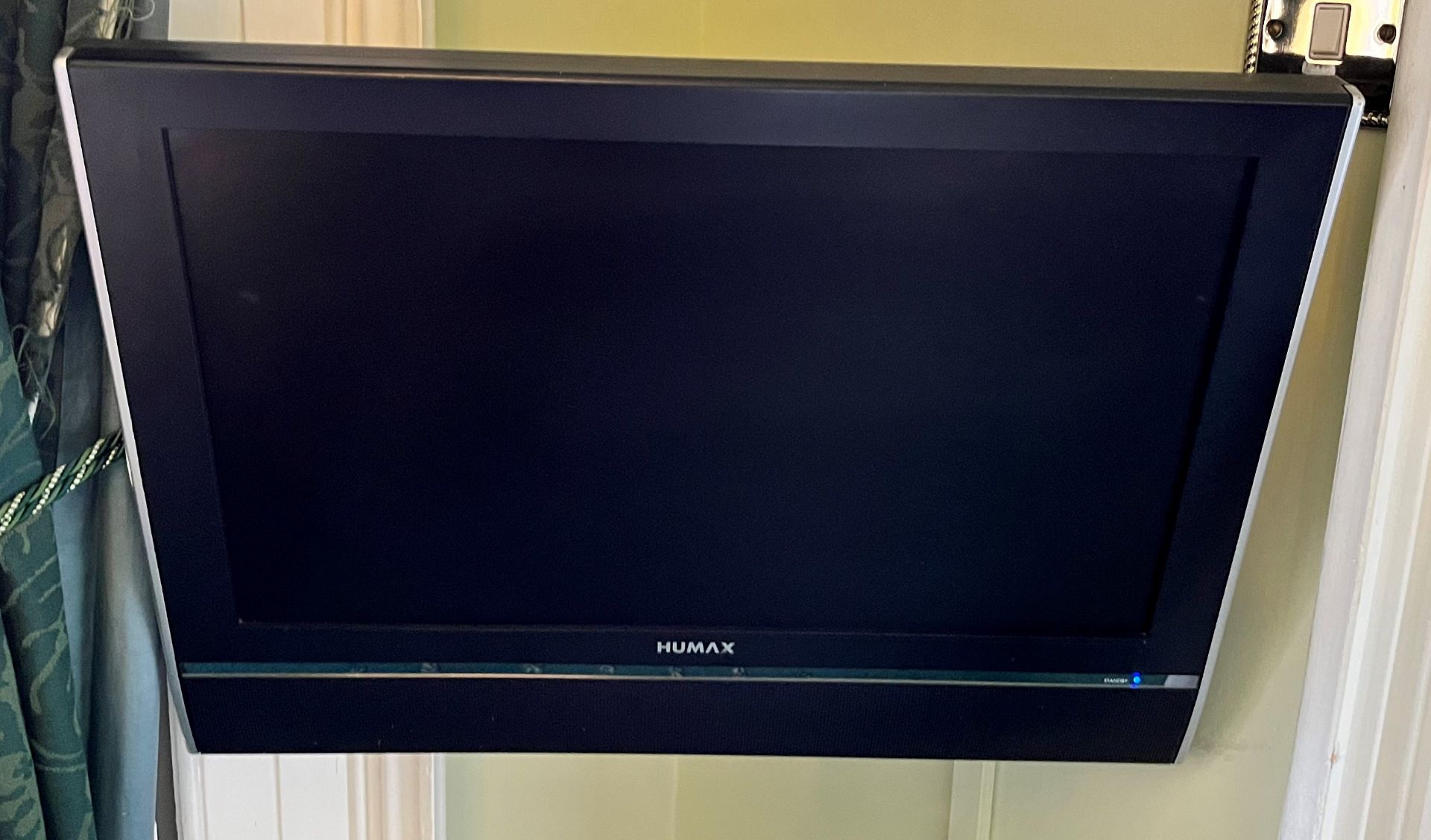 HUMAX TELEVISION AND REMOTE