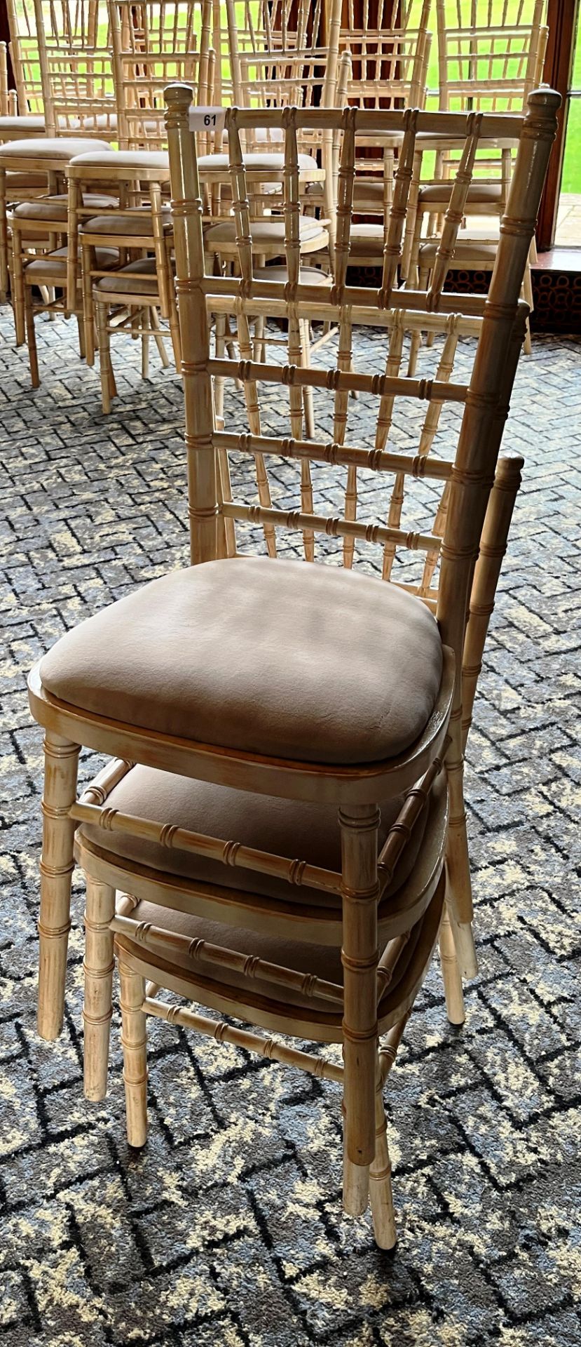 A QUANTITY OF WHITE STACKING CHAIRS - Bild 3 aus 4