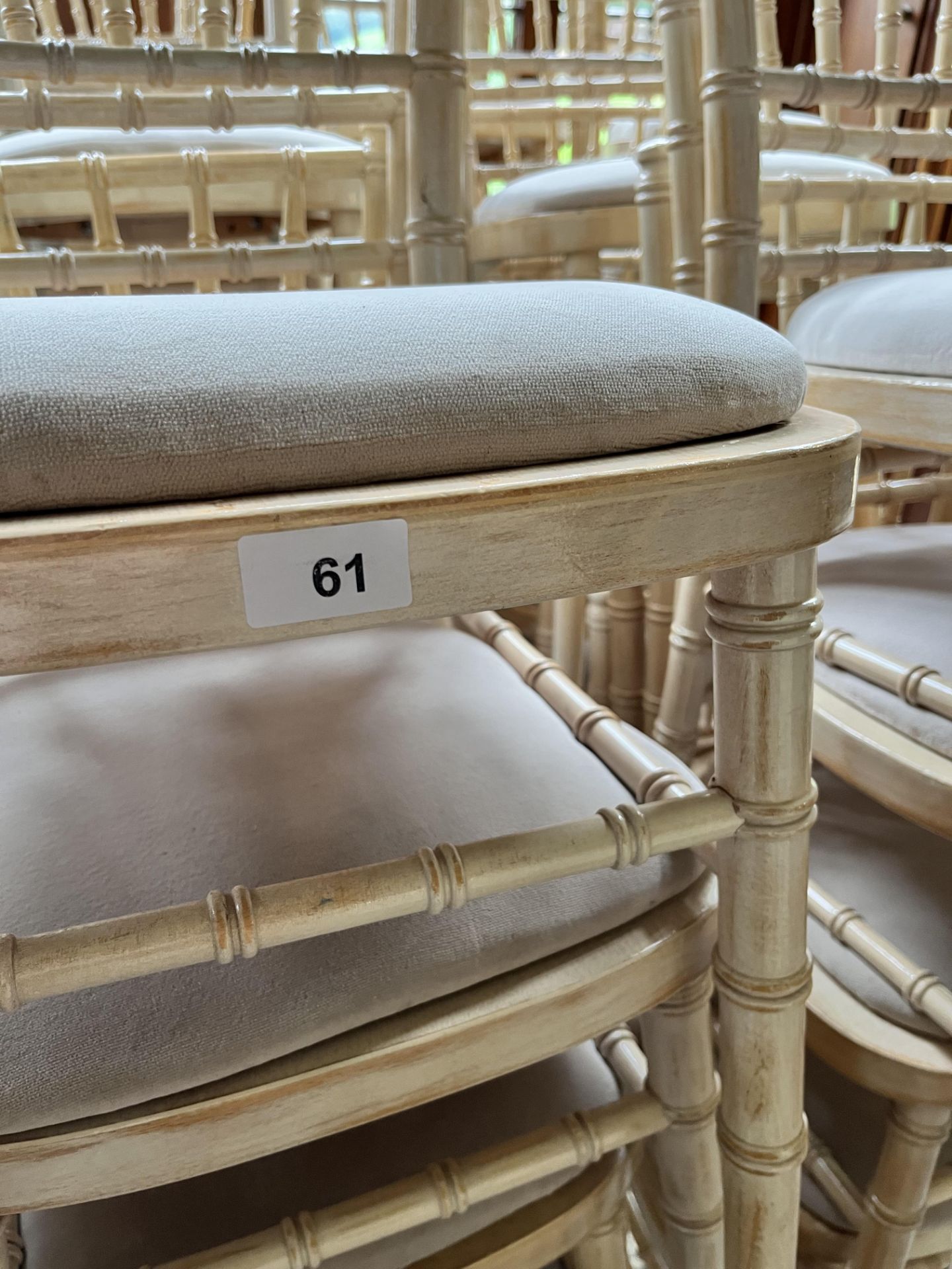 A QUANTITY OF WHITE STACKING CHAIRS - Bild 4 aus 4