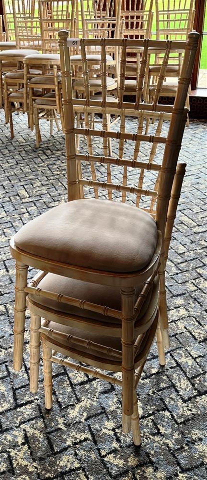 A QUANTITY OF WHITE STACKING CHAIRS - Bild 2 aus 4