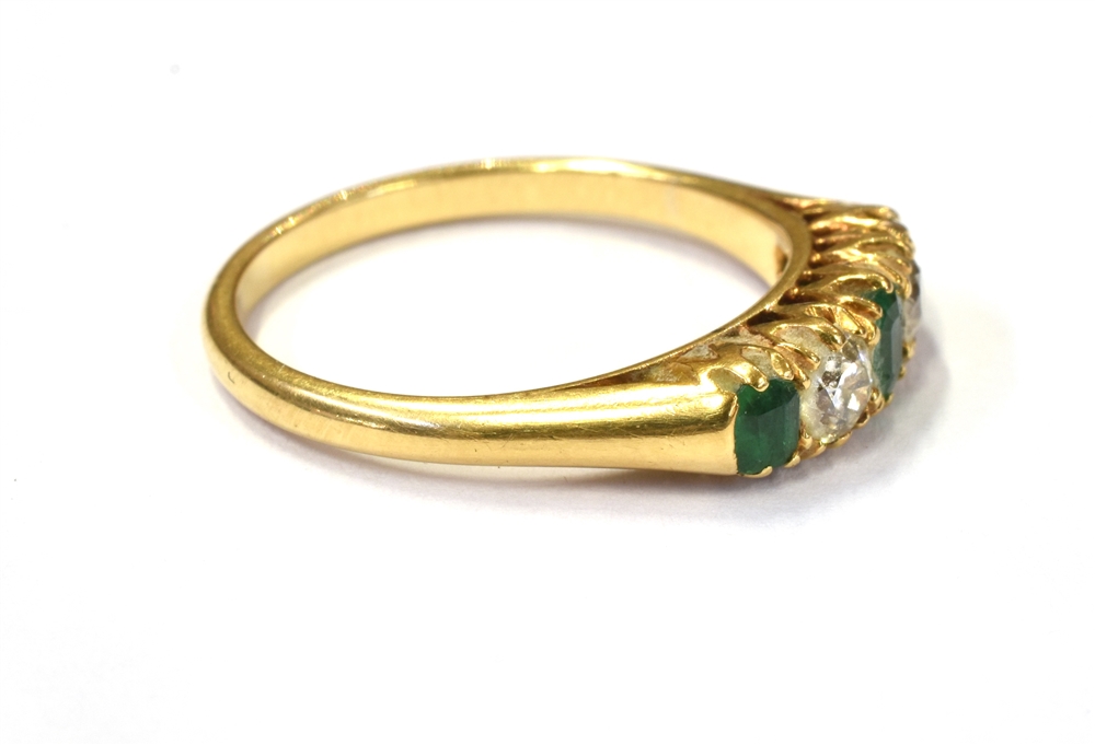 EMERALD & ESTATE CUT DIAMOND FIVE STONE 18ct gold belcher claw set ring, with two old European cut - Bild 2 aus 3