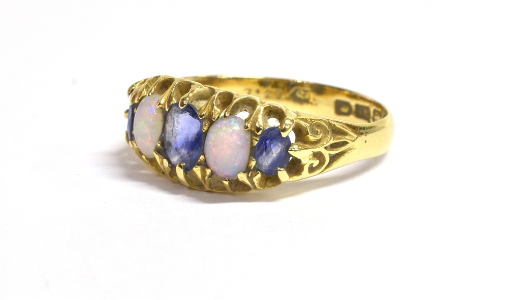 18CT SAPPHIRE & OPAL FIVE STONE RING Belcher claw set head with two white opal oval cabochons - Bild 3 aus 3