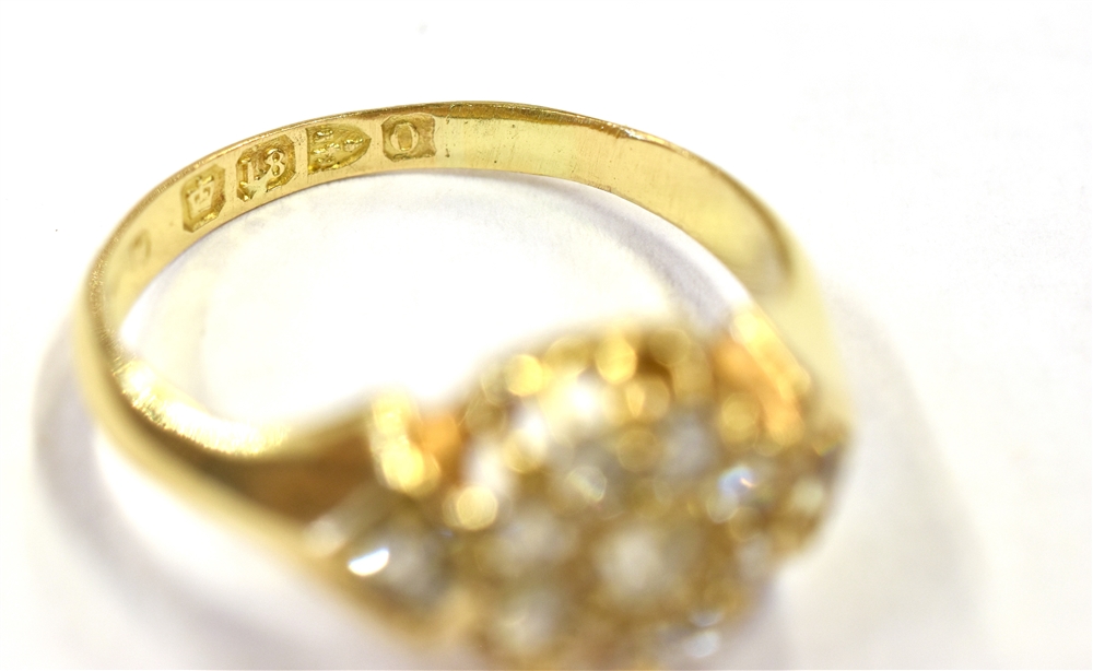 ESTATE CUT DIAMOND 18CT GOLD RING A belcher claw and grain set floral cluster head, set with old - Bild 2 aus 2