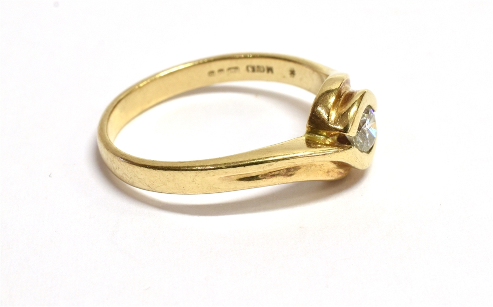 DIAMOND SET 9CT GOLD SOLITAIRE Bezel set diamond with wrap around shoulders and integral shank, - Bild 2 aus 3