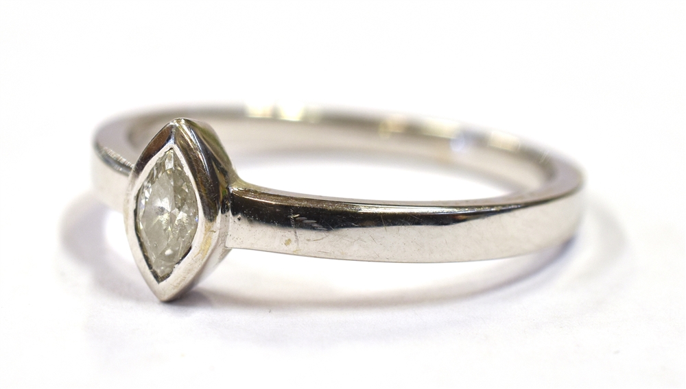 18CT WHITE GOLD DIAMOND SOLITAIRE Bezel set marquise cut diamond, estimated in the setting as 0.35 - Bild 3 aus 3