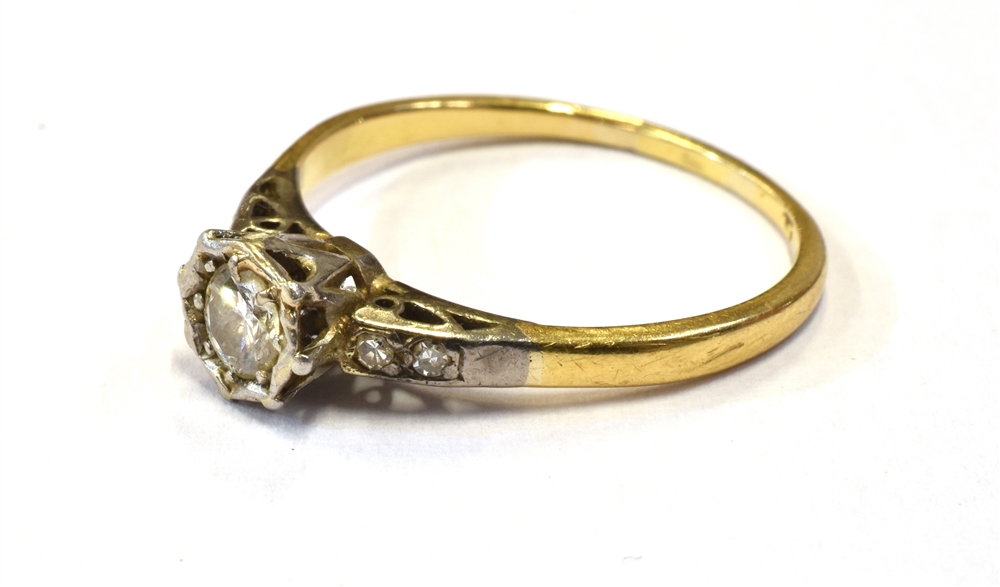 18CT GOLD & DIAMOND SOLITAIRE RING A platinum illusion claw set round brilliant cut diamond, - Bild 2 aus 2