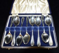 EDWARDIAN SILVER TEASPOONS Twelve sterling silver teaspoons with feather scroll embossed