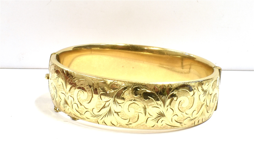 9CT ROLLED GOLD CUFF BANGLE 18.7mm wide, with scroll & foliate engraved front, hinge to one side and - Bild 2 aus 2