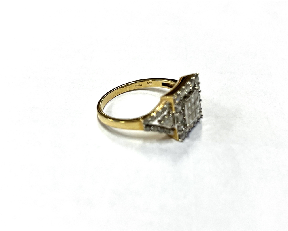 9CT GOLD & DIAMOND RING 11.8mm square head, with central bezel and grain set princess and - Bild 2 aus 3