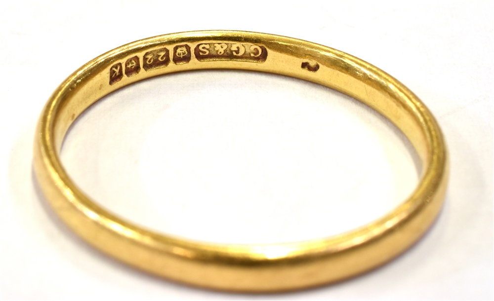 22CT GOLD WEDDING BAND 2.3mm wide plain gold band, ring size R, hallmarked 22 Birmingham 1859. - Bild 2 aus 2