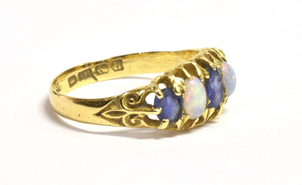 18CT SAPPHIRE & OPAL FIVE STONE RING Belcher claw set head with two white opal oval cabochons - Bild 2 aus 3