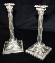 A PAIR OF EDWARDIAN SILVER CANDLESTICKS Standing 28.5cm tall, with detachable silver plated