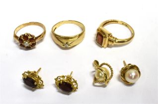 A QUANTITY OF 9CT GOLD JEWELLERY To include an octagonal cut pyrope garnet ring, a pyrope garnet and