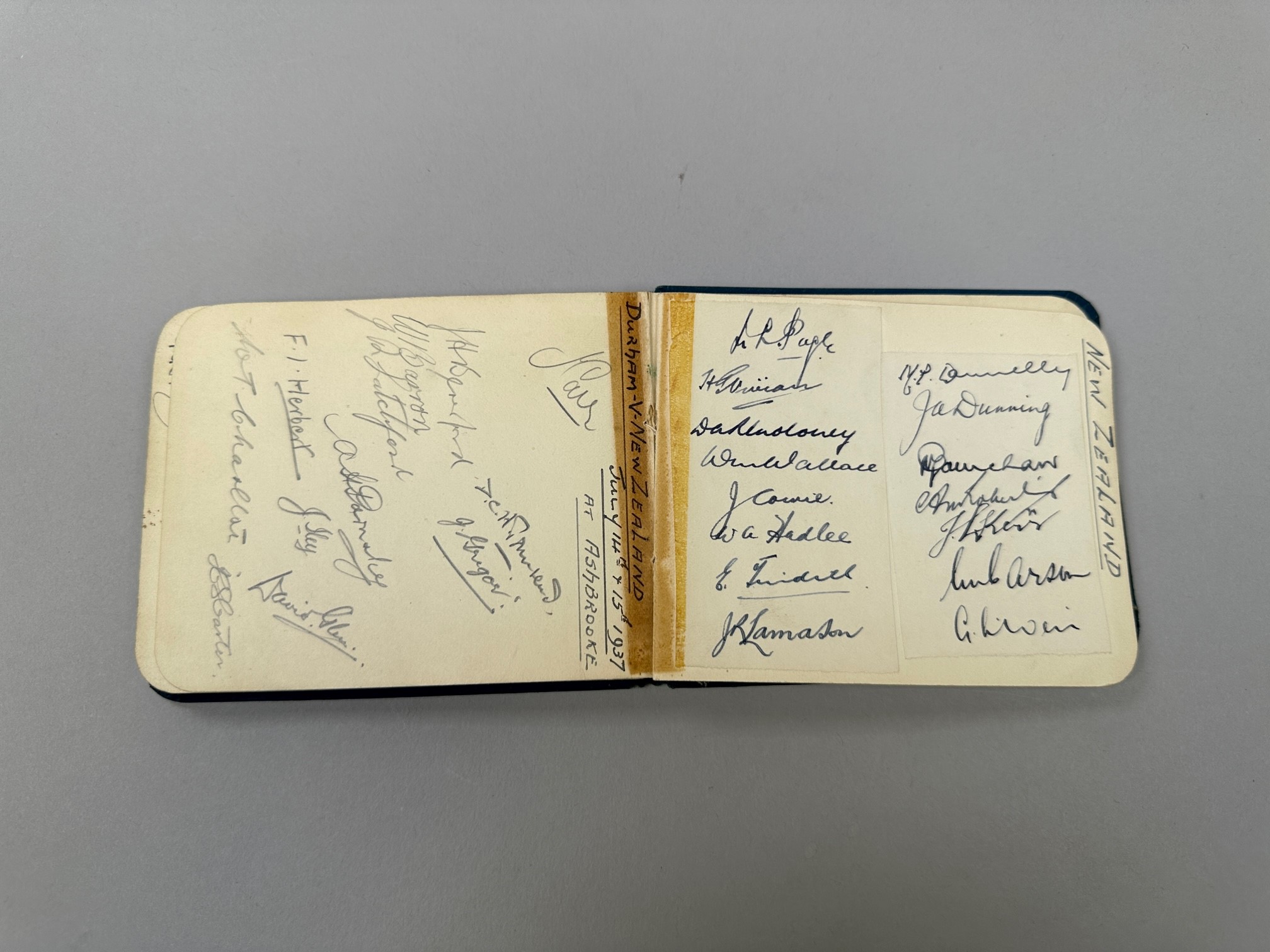 An interesting and extensive autograph album containing team autographs from the 1930s - Image 6 of 19