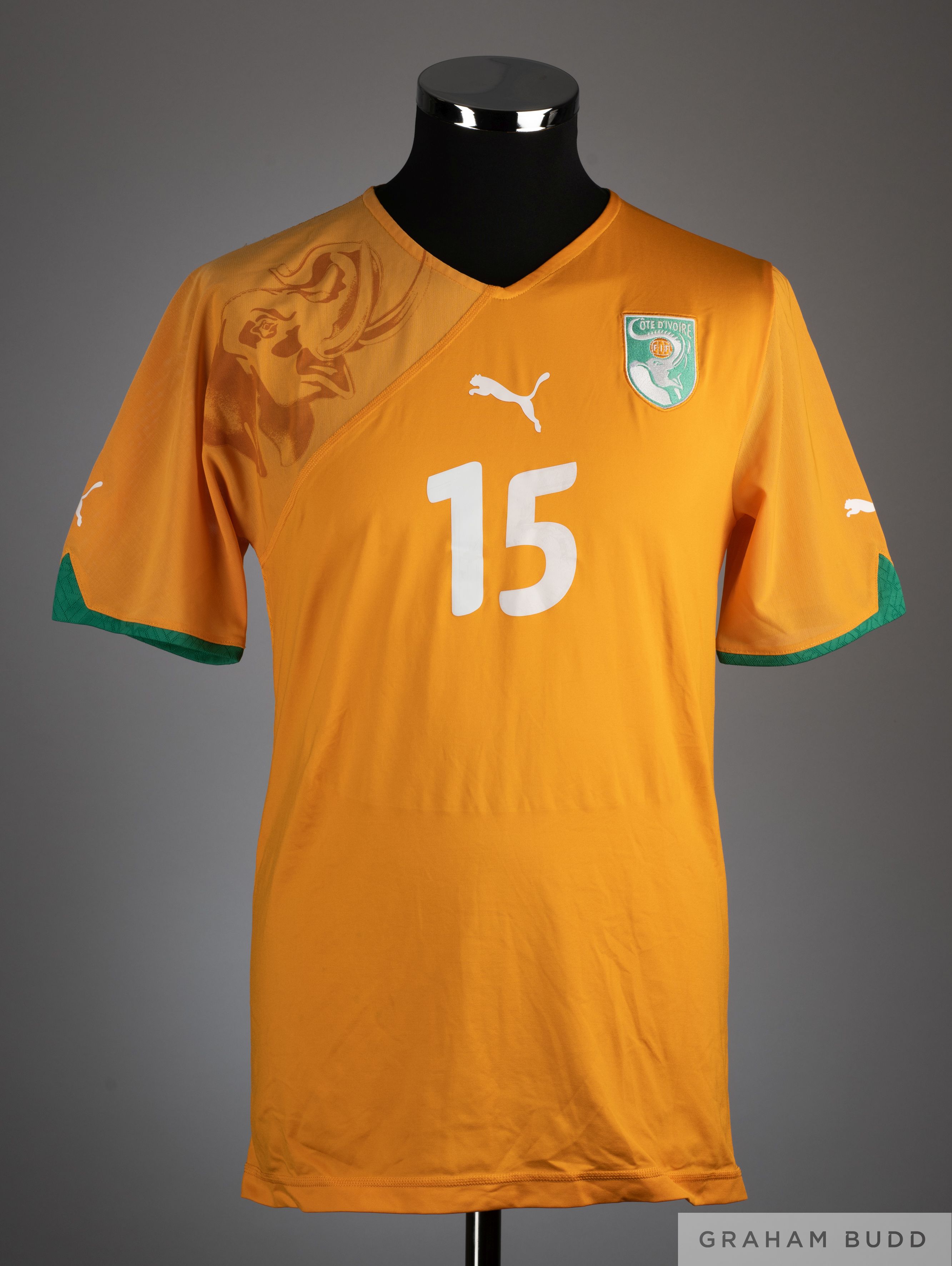 Aruna Dindane No.15 orange Ivory Coast short sleeved shirt, 2009-10