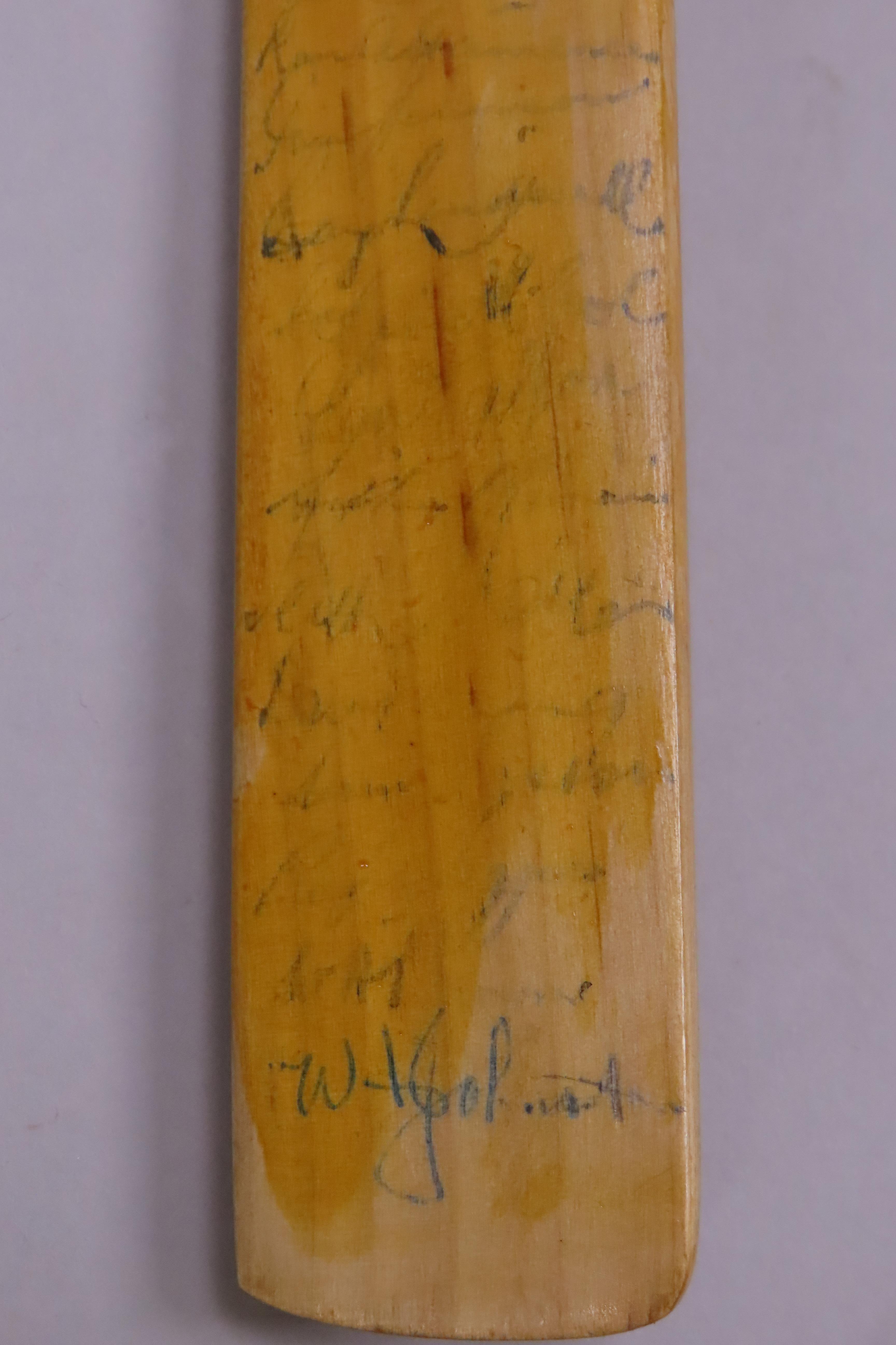 Gunn and Moore miniature cricket bat signed by the Australian Invincibles touring side - Image 4 of 4