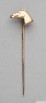 9ct. gold gentleman's tie stick pin in the form of a racehorse's head,