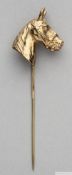 9ct. gold gentleman's tie stick pin in the form of a racehorse's head,