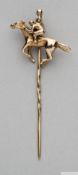 9ct. gold gentleman's tie stick pin in the form of a racehorse and jockey,