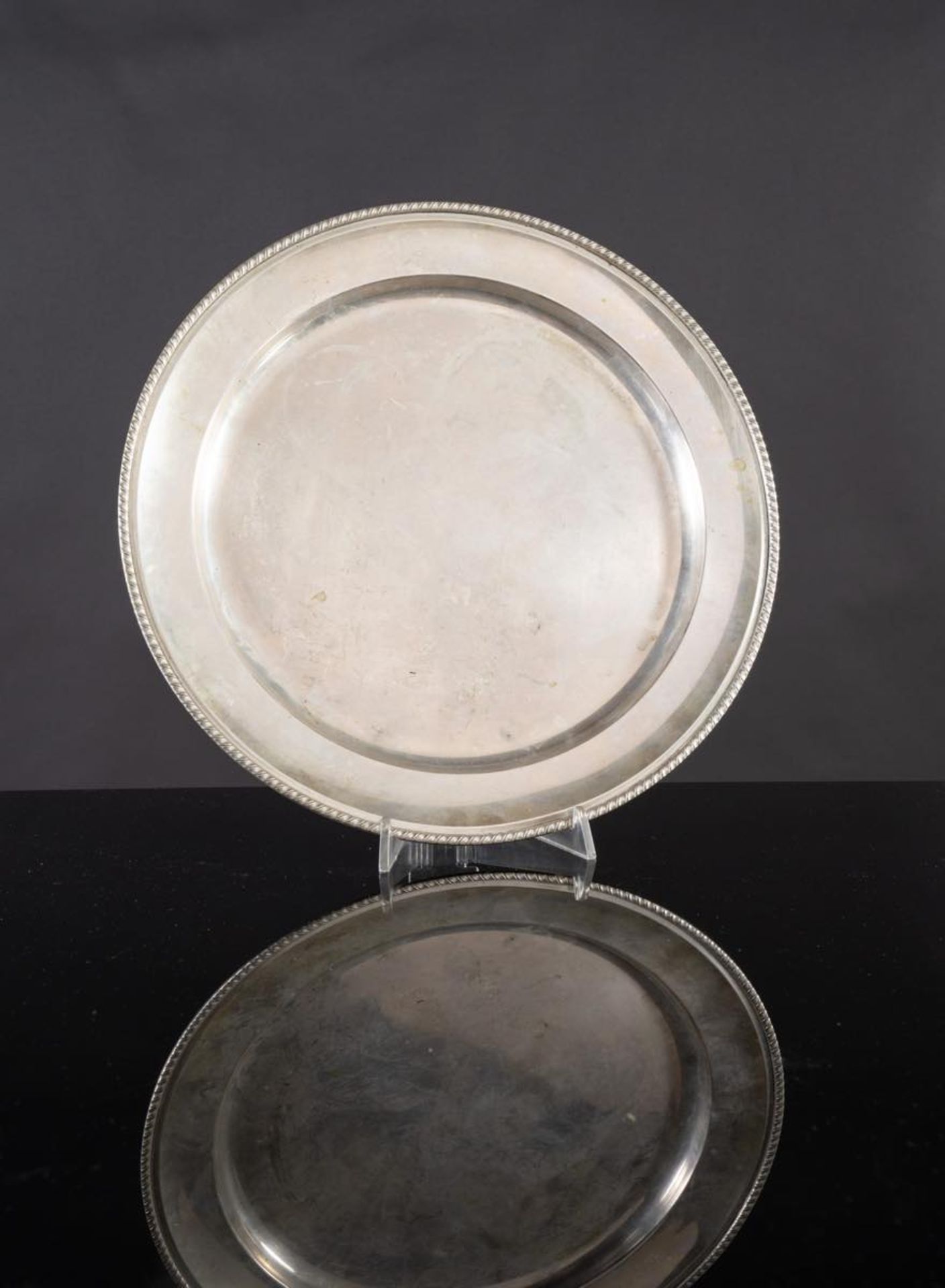 Piatto da portata circolare in argento, Italia, XX secolo. Superficie liscia, bordo San Marco, reca